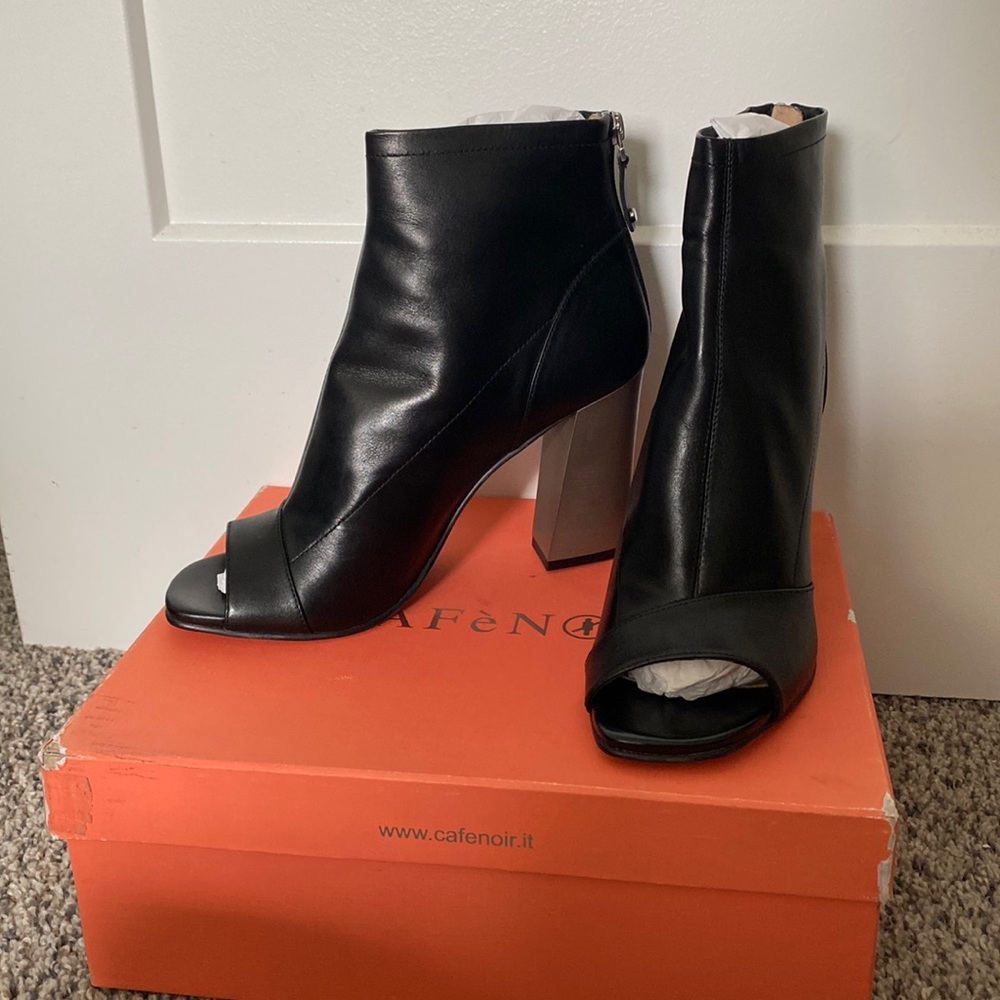 BRAND NEW IN BOX. CAFe NOIR open toe black leather ankle bootie.